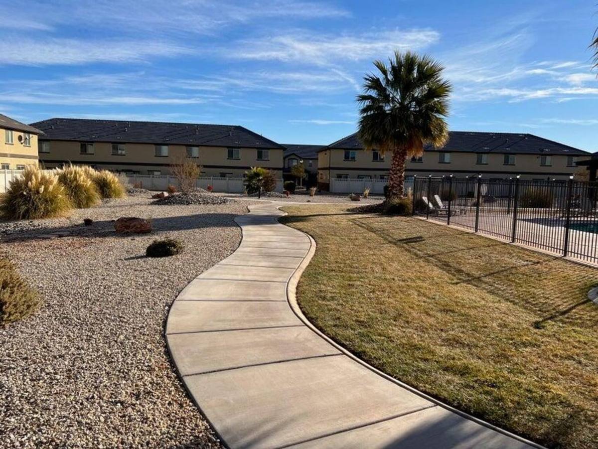 Townhouse for rent at 2520 Blackhawk Dr, Santa Clara, UT 84765