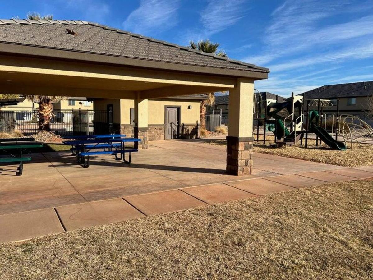 Townhouse for rent at 2520 Blackhawk Dr, Santa Clara, UT 84765
