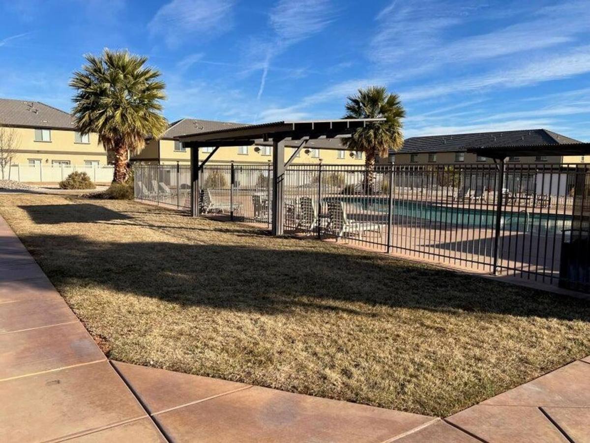 Townhouse for rent at 2520 Blackhawk Dr, Santa Clara, UT 84765