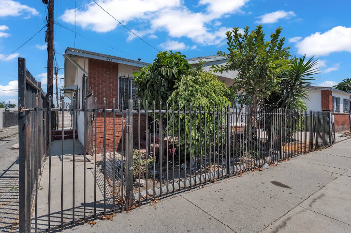 Apartment for rent at 447 E 101st St, Los Angeles, CA 90003