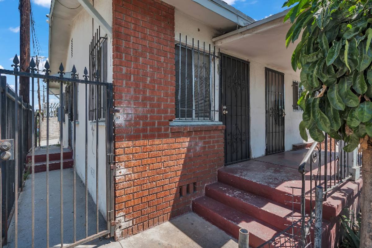 Apartment for rent at 447 E 101st St, Los Angeles, CA 90003