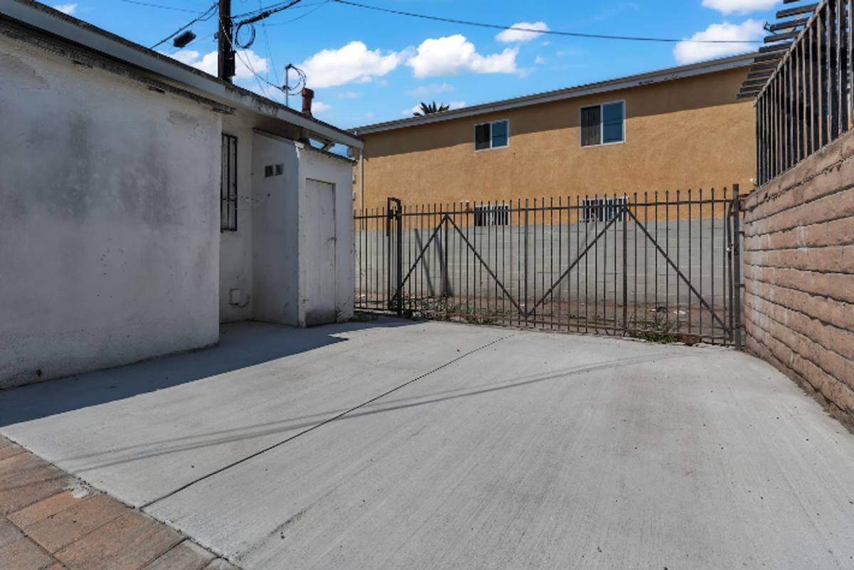 Apartment for rent at 447 E 101st St, Los Angeles, CA 90003