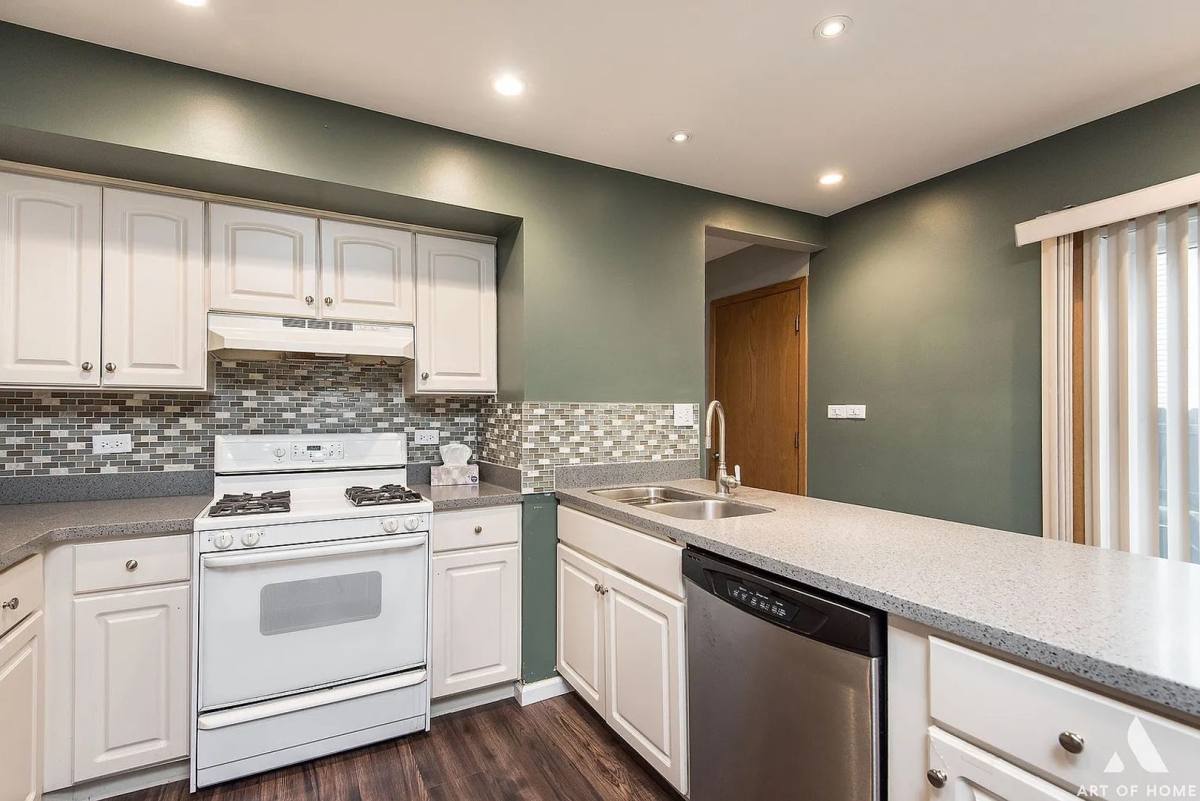 Townhouse for rent at 521 Milton Dr, Naperville, IL 60563