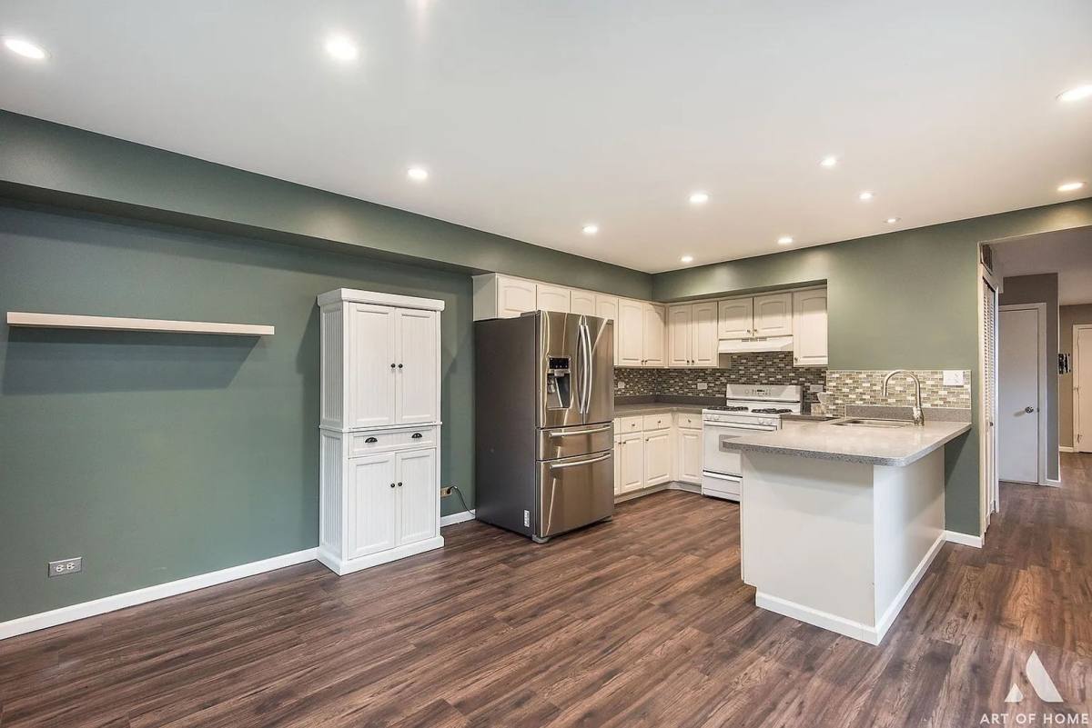 Townhouse for rent at 521 Milton Dr, Naperville, IL 60563