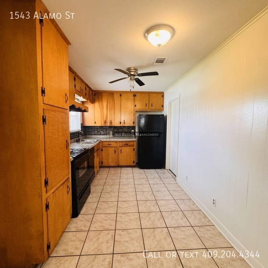 House for rent at 1543 Alamo St, Orange, TX 77630