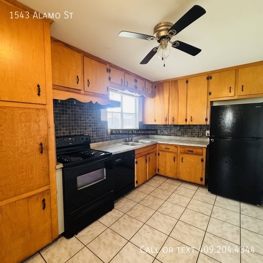 House for rent at 1543 Alamo St, Orange, TX 77630