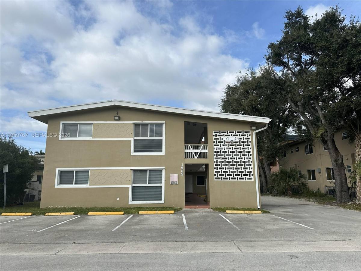 Apartment for rent at 1585 NE 125th St #8, Miami, FL 33161