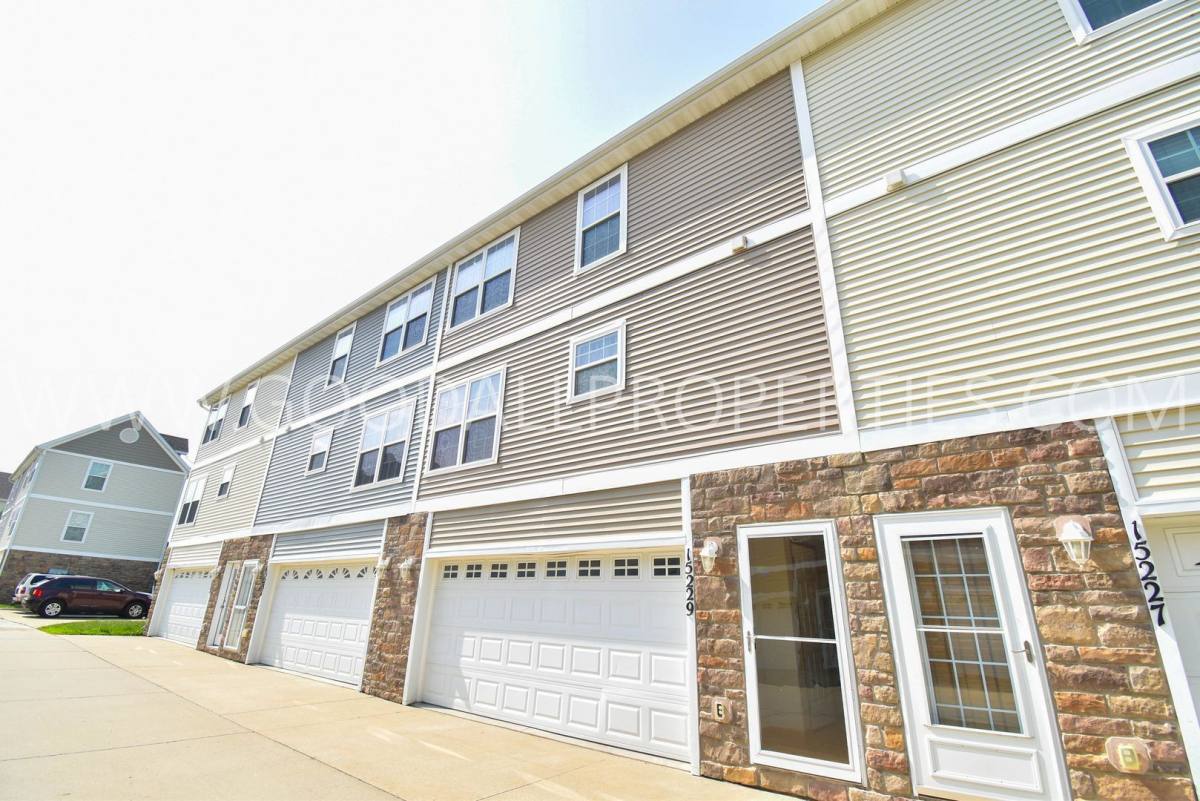 Townhouse for rent at 15229 Alpine Dr, Urbandale, IA 50323