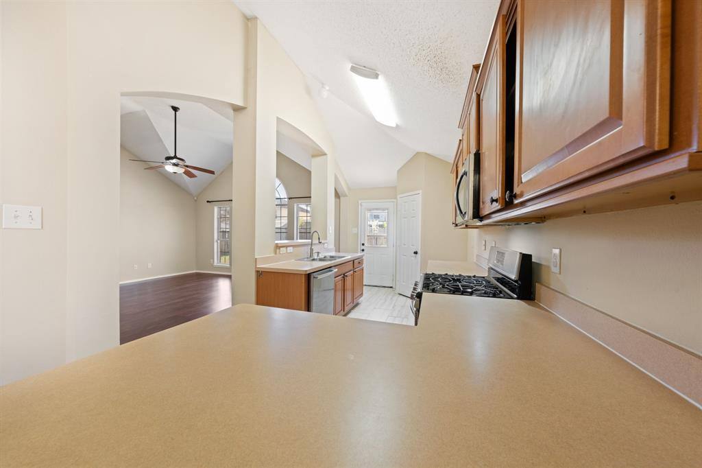 Apartment for rent at 6718 Meadowcrest Dr, Arlington, TX 76002