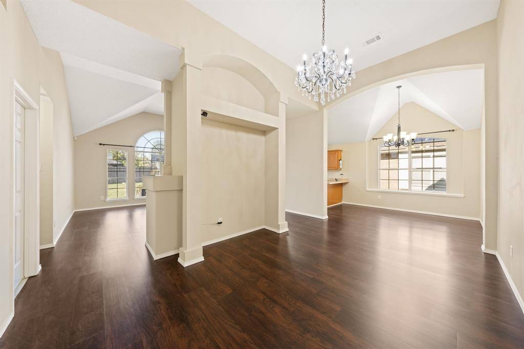 Apartment for rent at 6718 Meadowcrest Dr, Arlington, TX 76002
