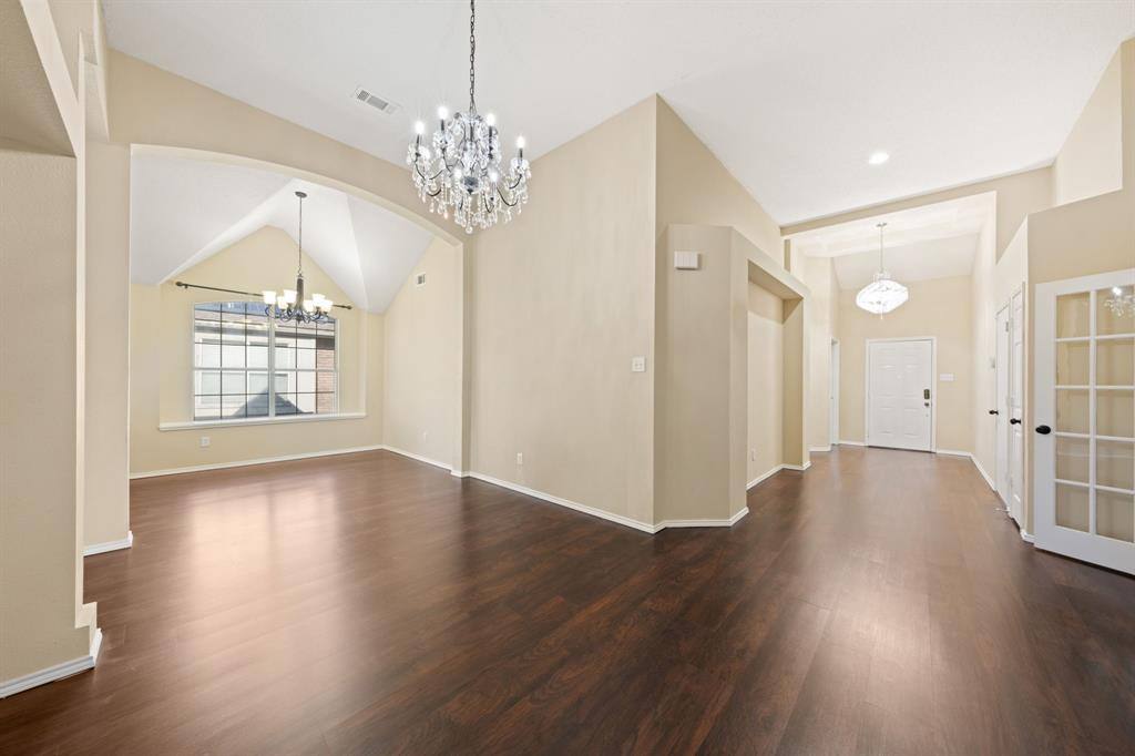 Apartment for rent at 6718 Meadowcrest Dr, Arlington, TX 76002