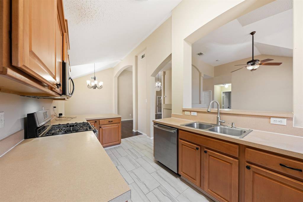 Apartment for rent at 6718 Meadowcrest Dr, Arlington, TX 76002