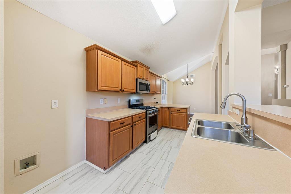 Apartment for rent at 6718 Meadowcrest Dr, Arlington, TX 76002