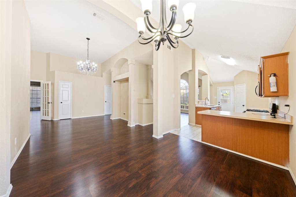 Apartment for rent at 6718 Meadowcrest Dr, Arlington, TX 76002