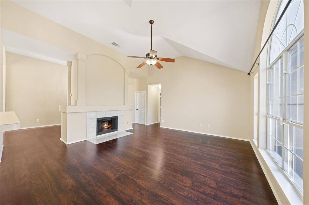 Apartment for rent at 6718 Meadowcrest Dr, Arlington, TX 76002