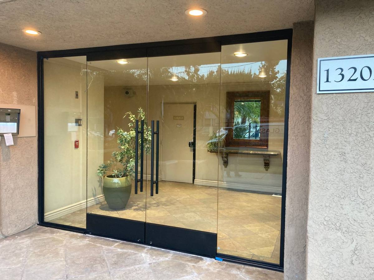 Townhouse for rent at 13205 Riverside Dr, Sherman Oaks, CA 91423