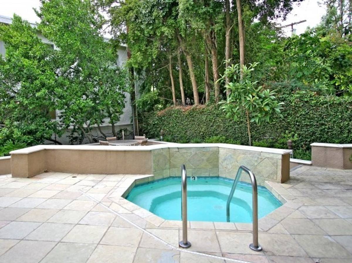 Townhouse for rent at 13205 Riverside Dr, Sherman Oaks, CA 91423