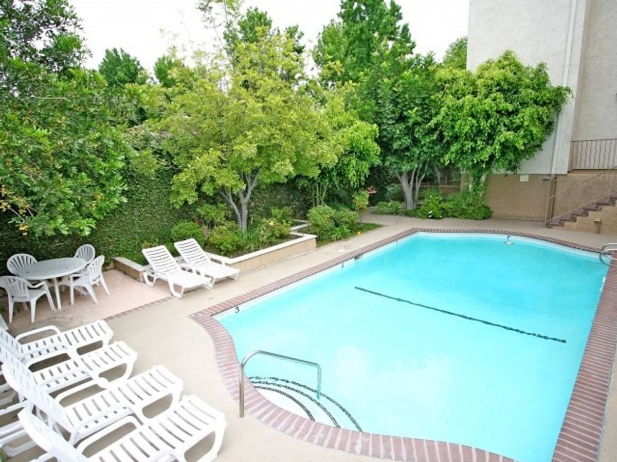 Townhouse for rent at 13205 Riverside Dr, Sherman Oaks, CA 91423