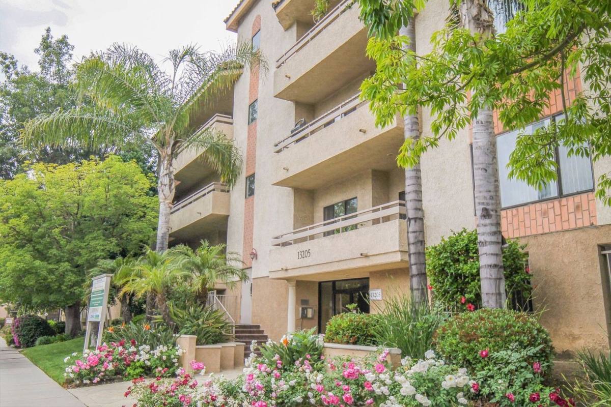 Townhouse for rent at 13205 Riverside Dr, Sherman Oaks, CA 91423