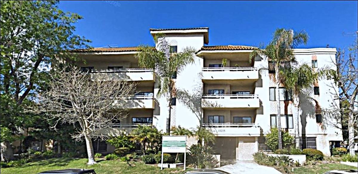 Townhouse for rent at 13205 Riverside Dr, Sherman Oaks, CA 91423