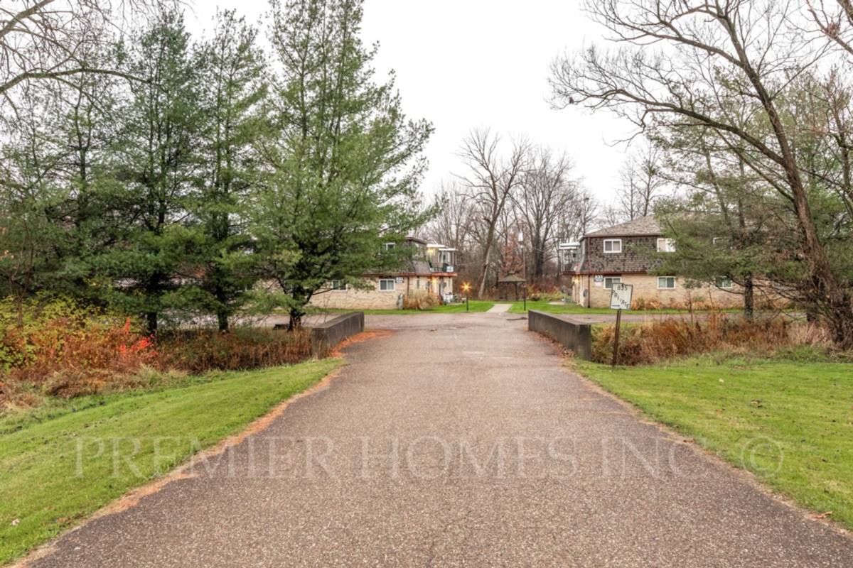 Apartment for rent at 821 Constitution Ave, Louisville, OH 44641