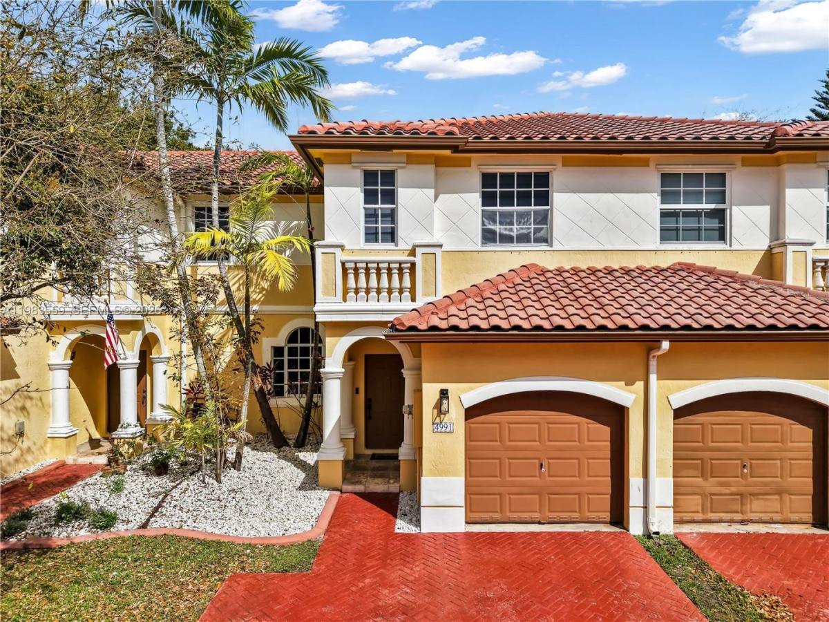 Townhouse for rent at 4991 SW 135th Ave, Hollywood, FL 33027
