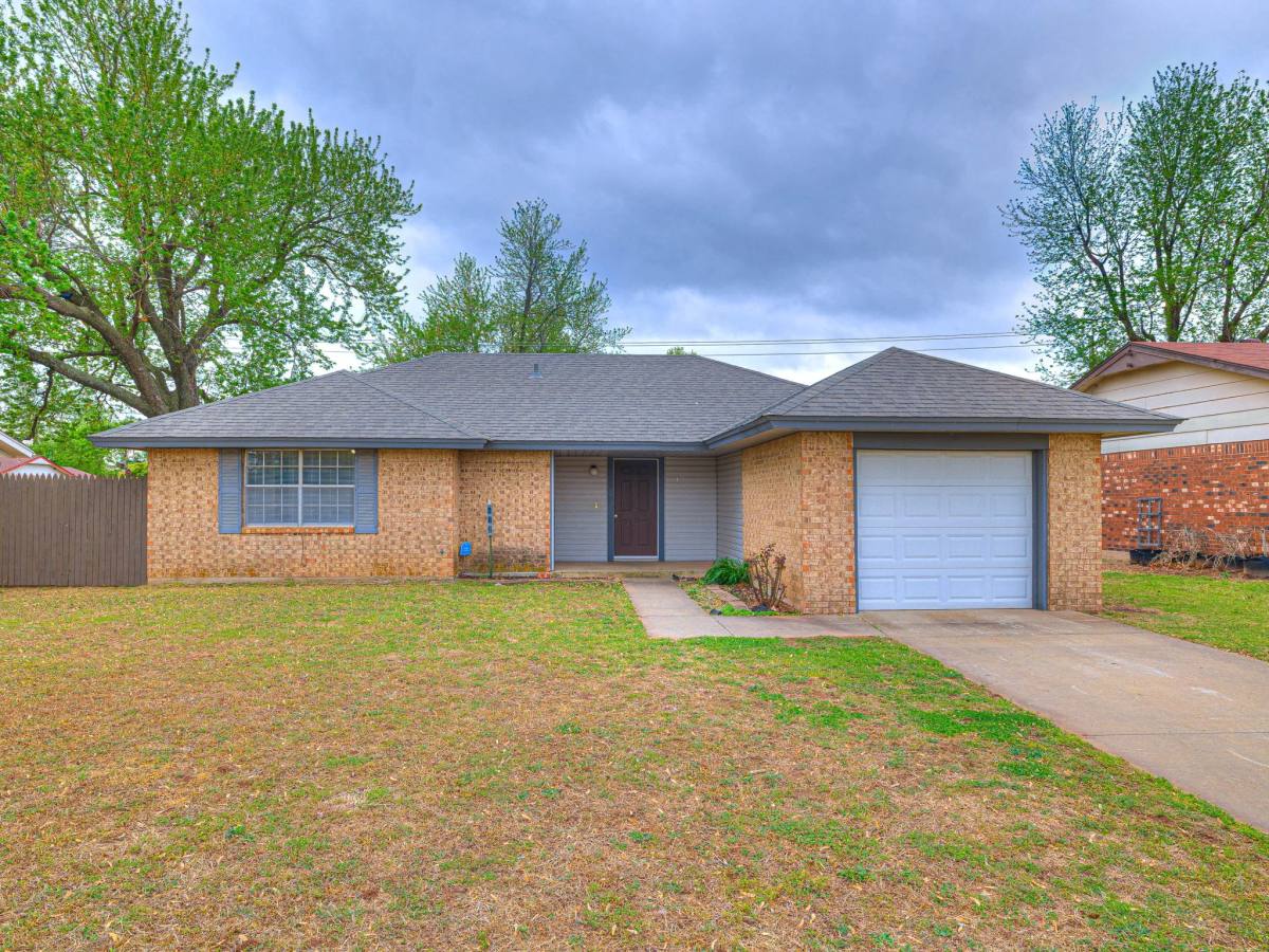 House for rent at 612 W Linden Dr, Mustang, OK 73064