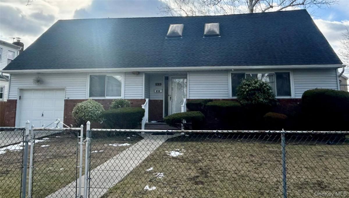 House for rent at 18-02 150th St, New Hyde Park, NY 11040