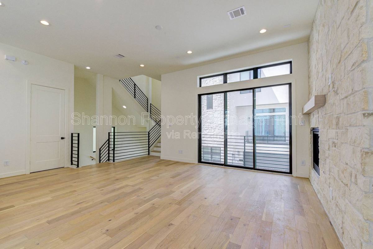 Townhouse for rent at 1803 Dunlavy St, Houston, TX 77006