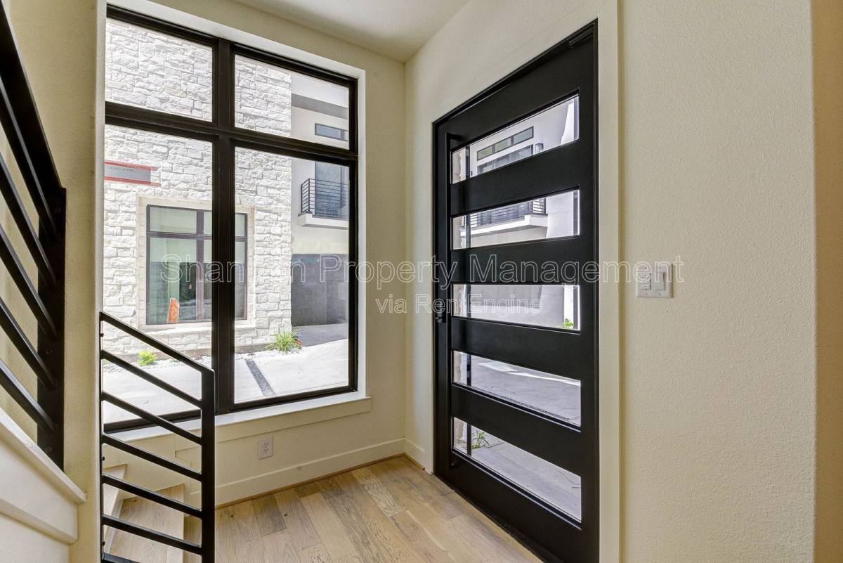 Townhouse for rent at 1803 Dunlavy St, Houston, TX 77006