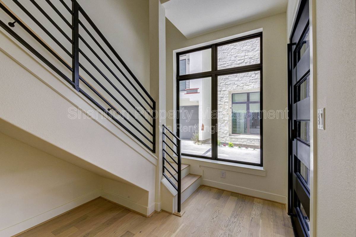 Townhouse for rent at 1803 Dunlavy St, Houston, TX 77006