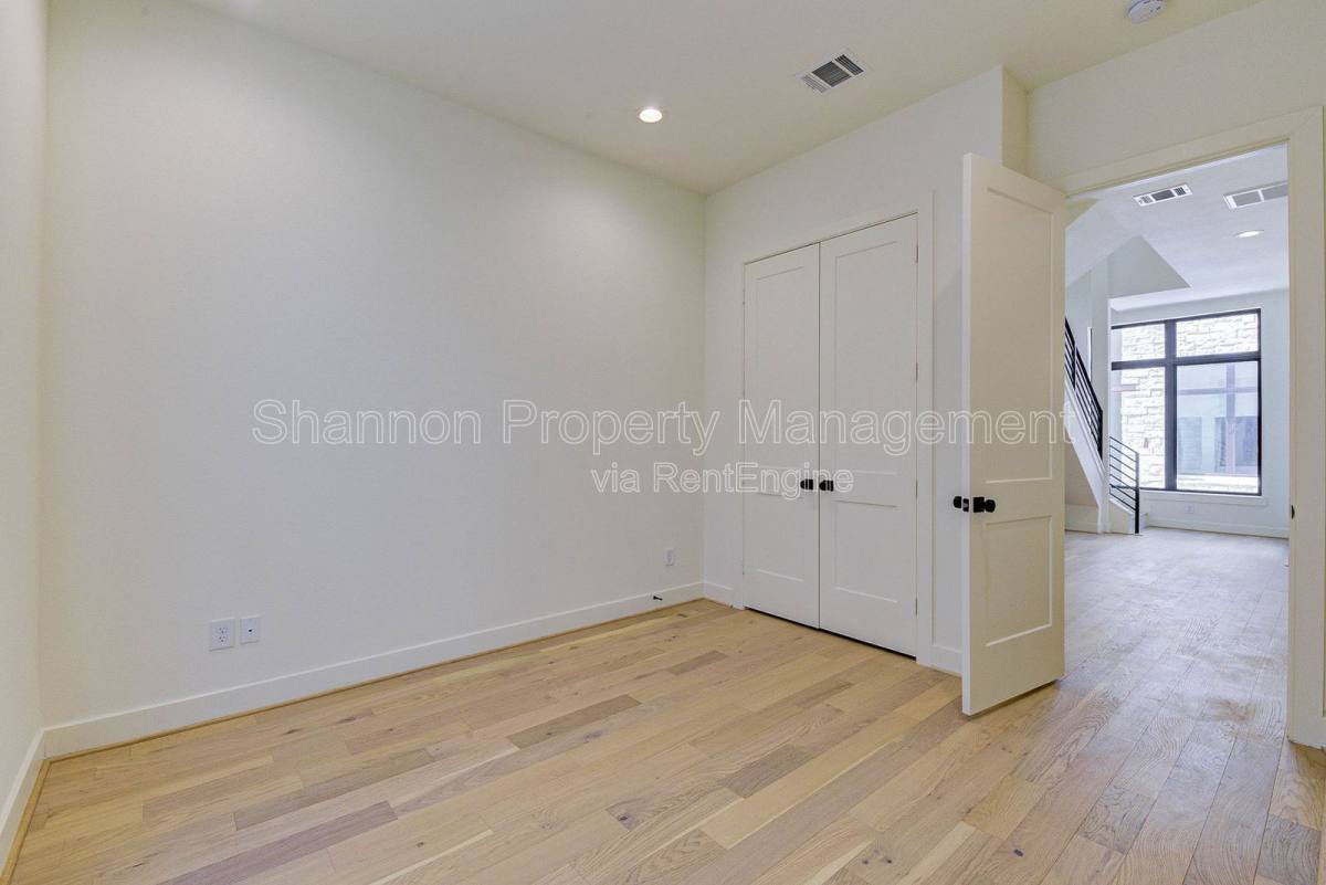 Townhouse for rent at 1803 Dunlavy St, Houston, TX 77006