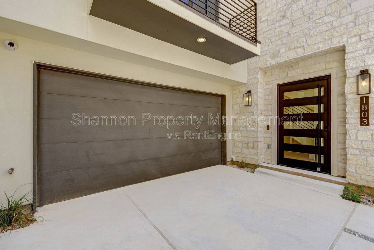 Townhouse for rent at 1803 Dunlavy St, Houston, TX 77006