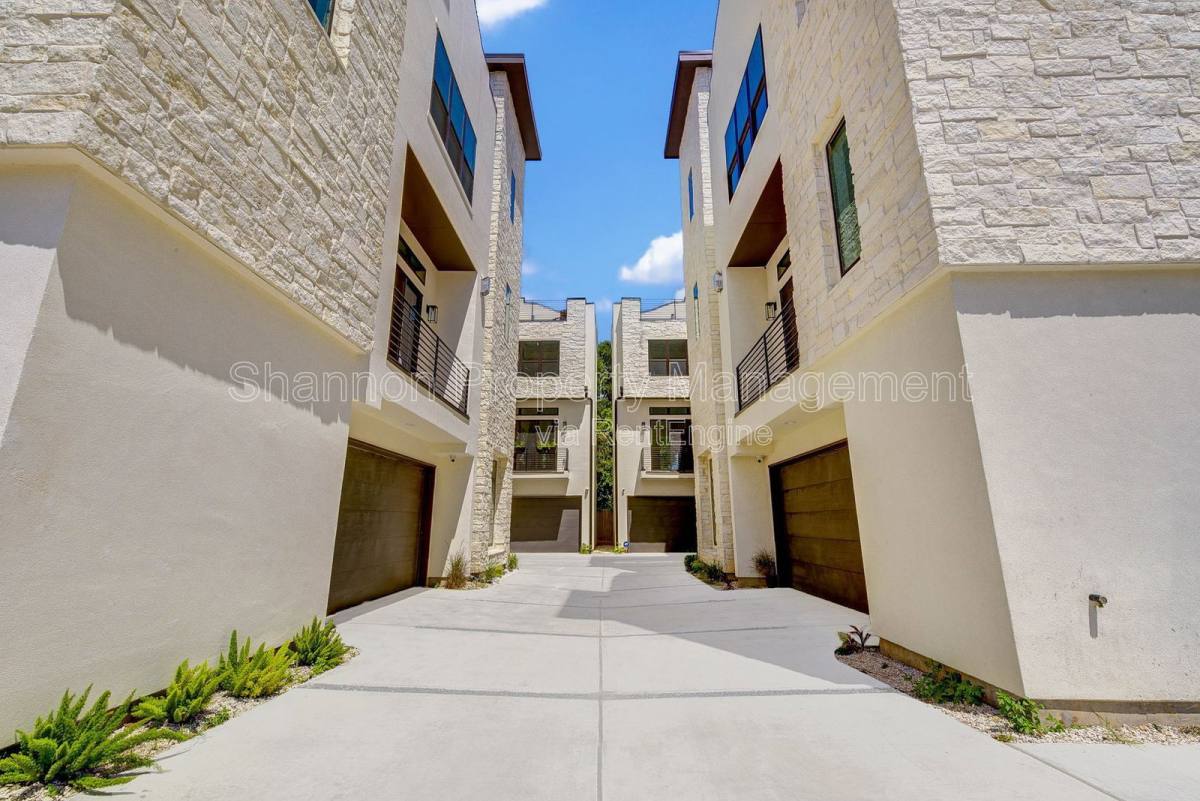 Townhouse for rent at 1803 Dunlavy St, Houston, TX 77006