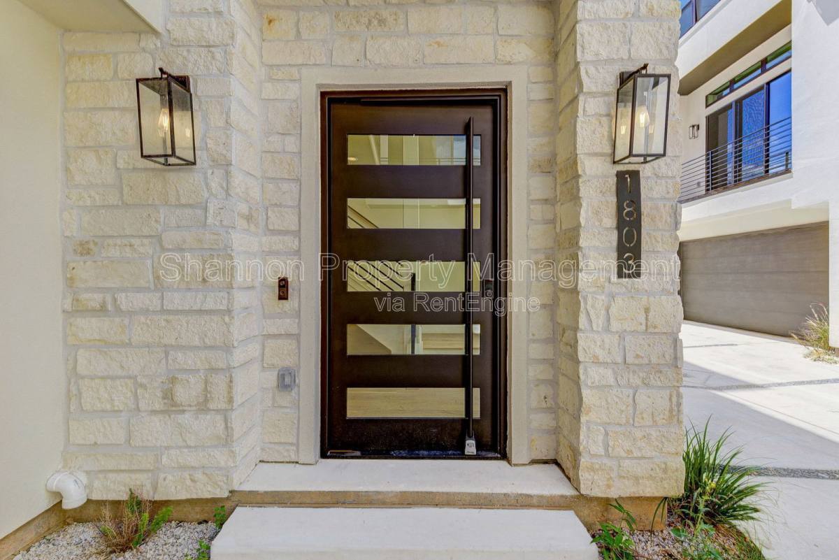 Townhouse for rent at 1803 Dunlavy St, Houston, TX 77006