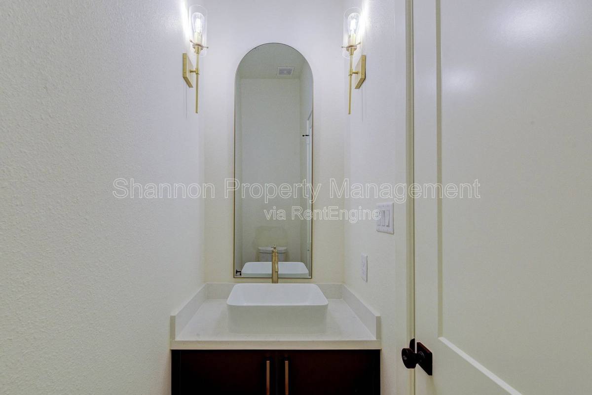 Townhouse for rent at 1803 Dunlavy St, Houston, TX 77006