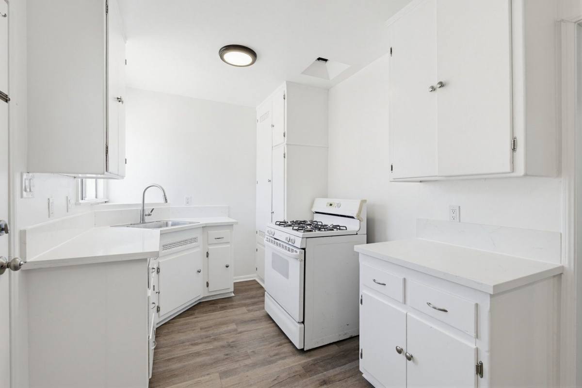 Apartment for rent at 4264 W Broadway #C, Hawthorne, CA 90250