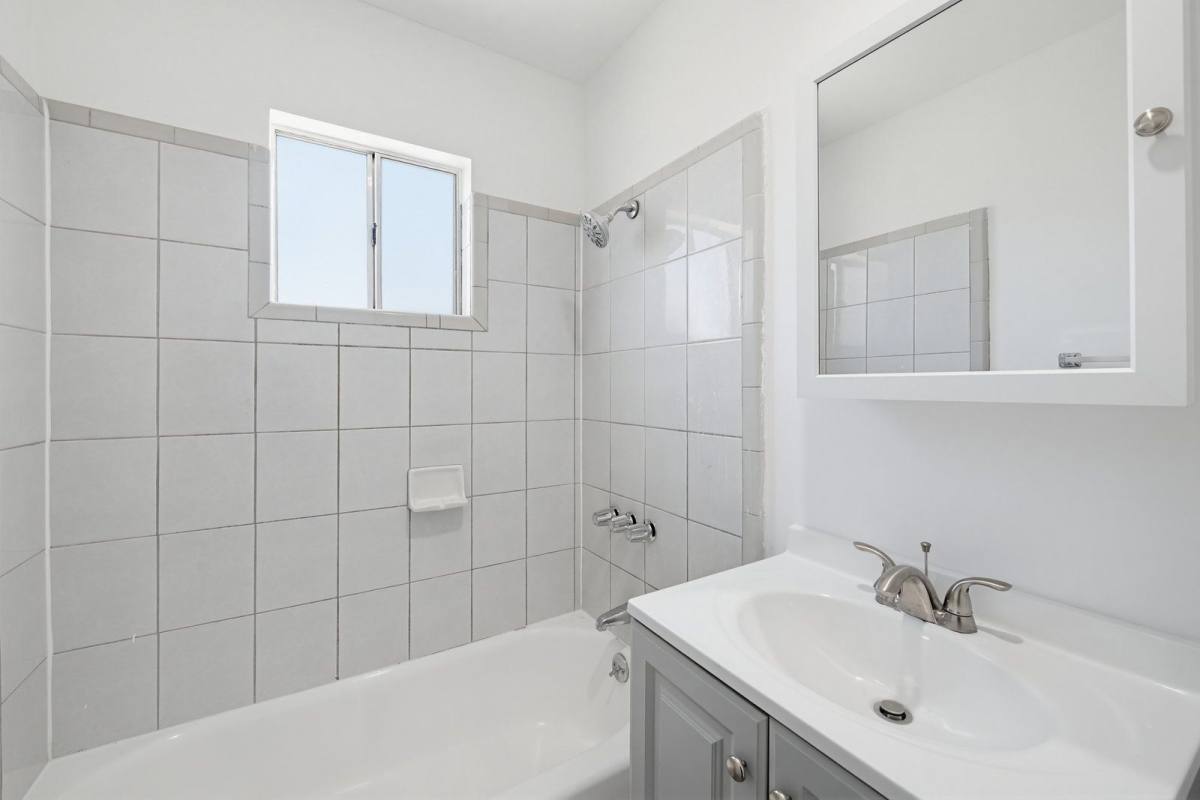 Apartment for rent at 4264 W Broadway #C, Hawthorne, CA 90250