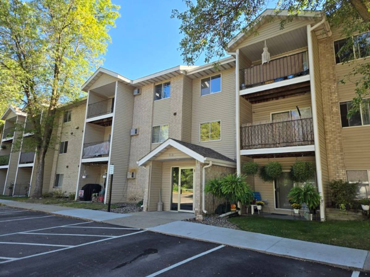 Apartment for rent at 915 6th Ave NE, Buffalo, MN 55313