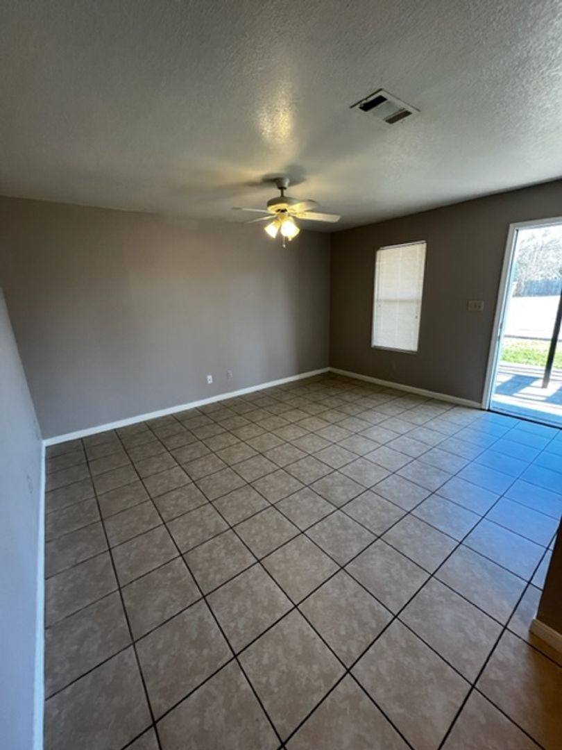 Apartment for rent at 117 N 5th St, Nederland, TX 77627