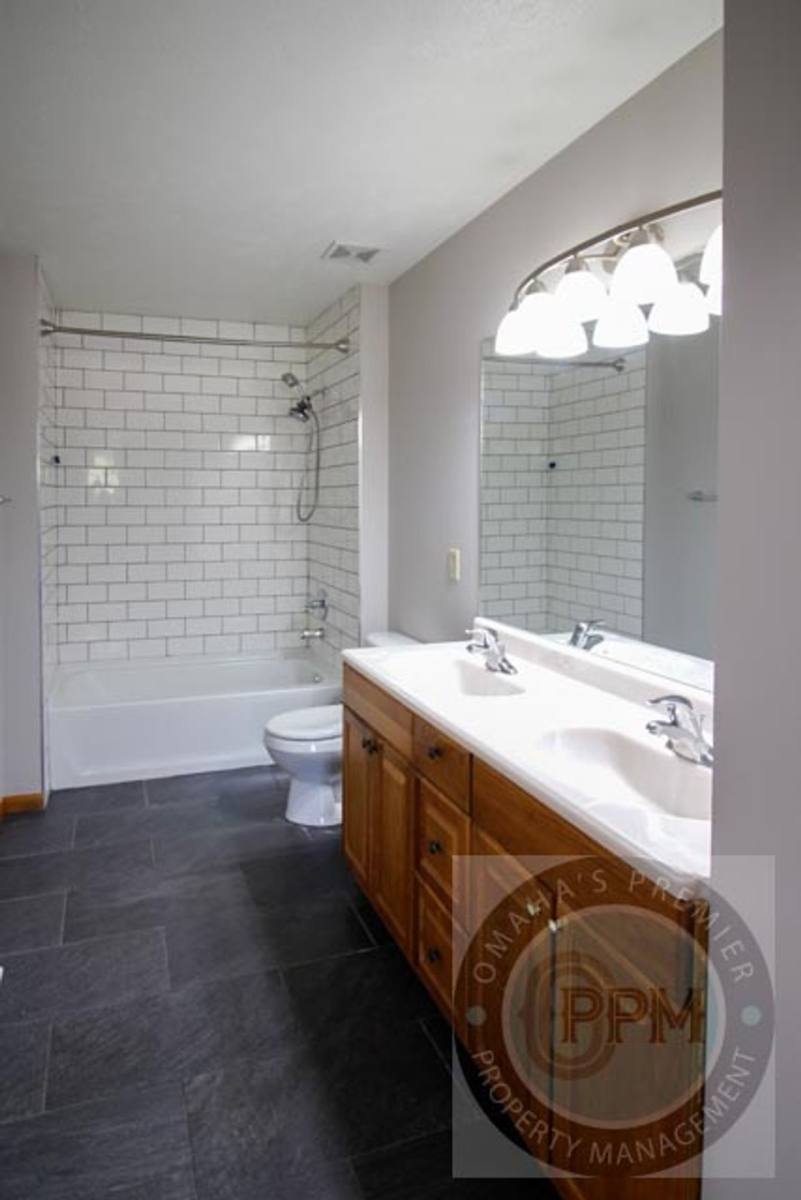 Townhouse for rent at 818 Lincoln Rd, Bellevue, NE 68005