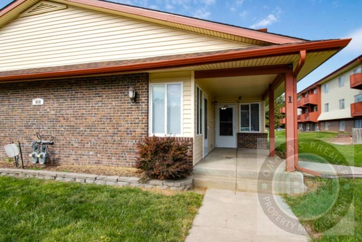 Townhouse for rent at 818 Lincoln Rd, Bellevue, NE 68005