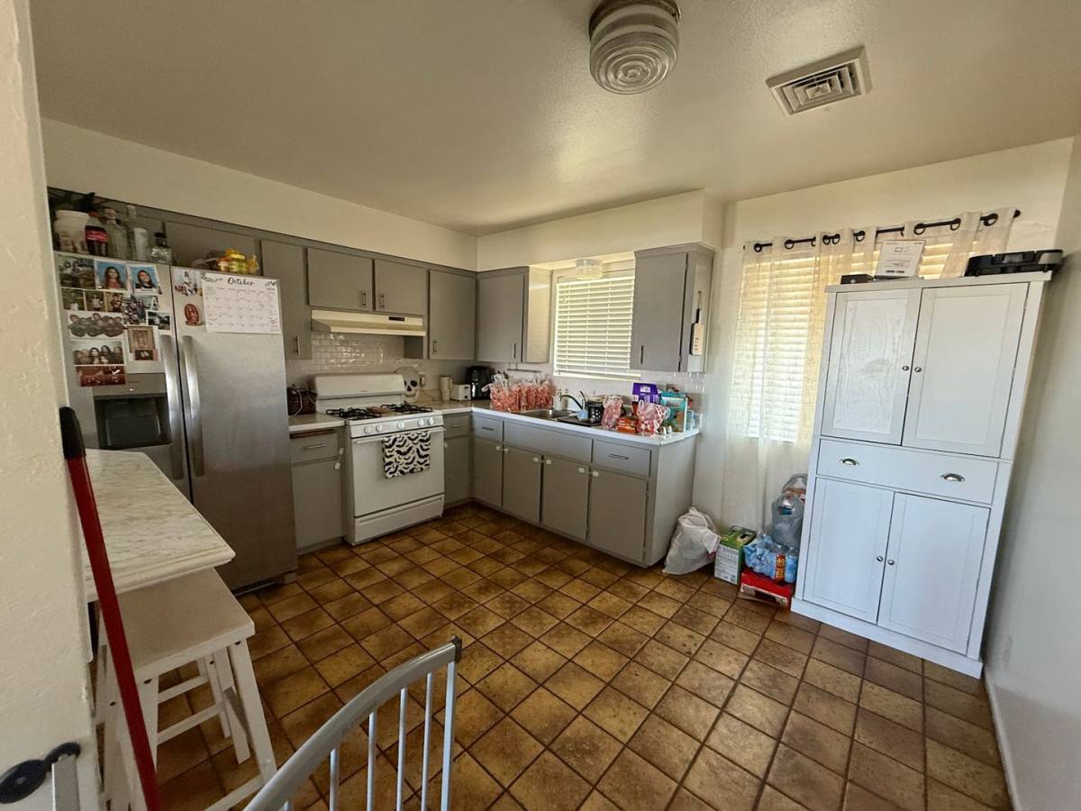 House for rent at 458 N Lillie Ave, Dinuba, CA 93618