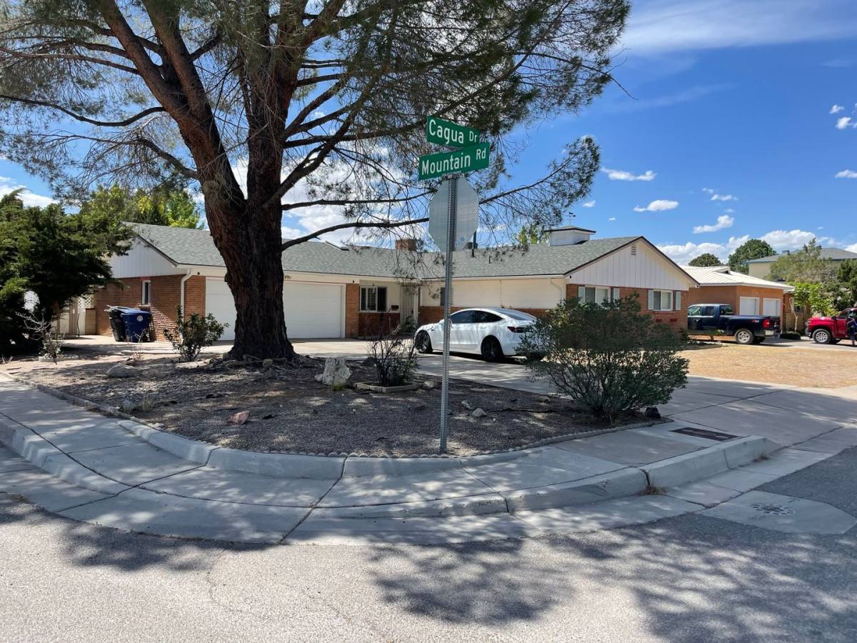 House for rent at 1401 Cagua Dr NE, Albuquerque, NM 87110