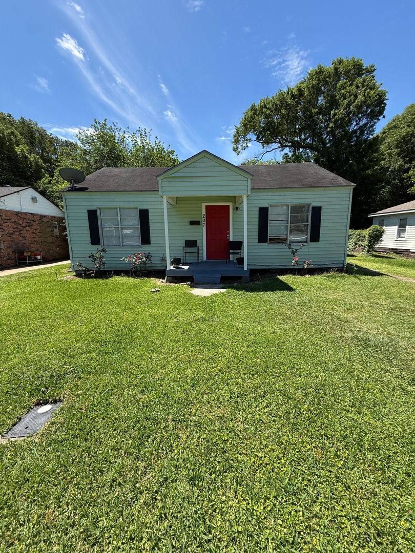 House for rent at 207 N 23rd St, Nederland, TX 77627