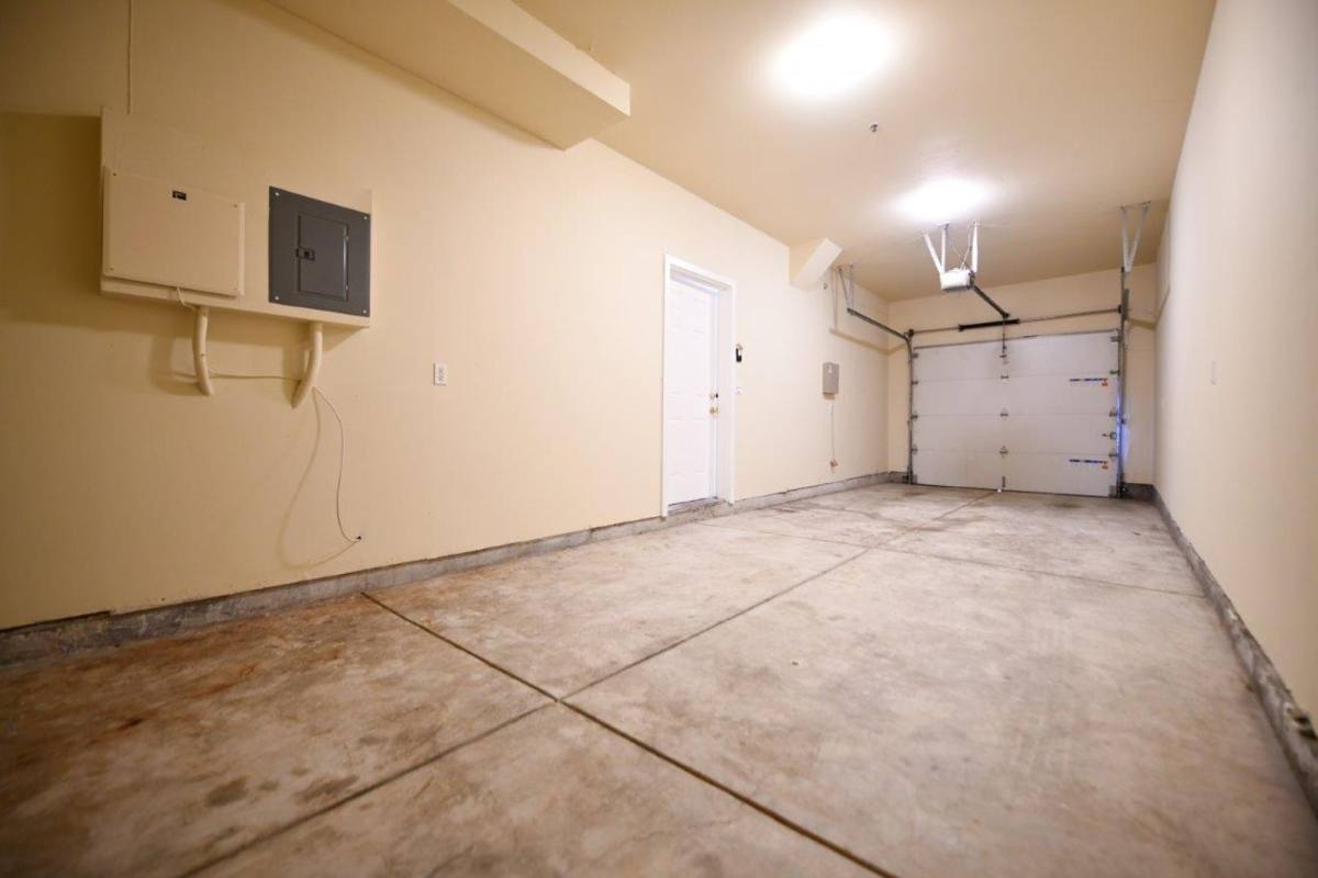 Apartment for rent at 7511-7527 Bancroft Ave, Oakland, CA 94605