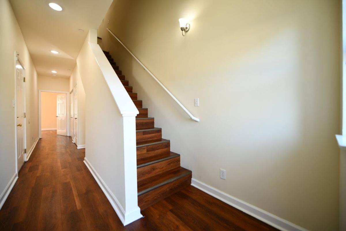 Apartment for rent at 7511-7527 Bancroft Ave, Oakland, CA 94605