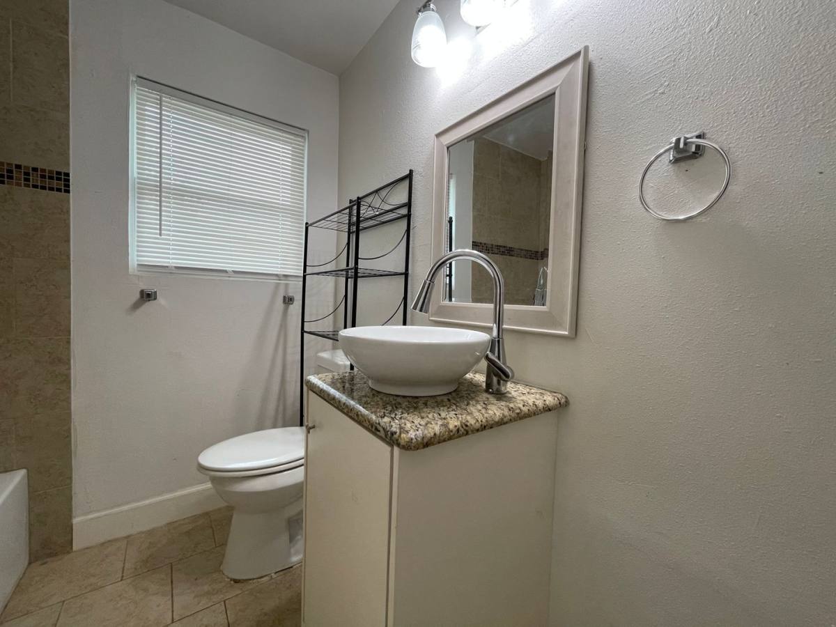 House for rent at 809 Glen Garden Dr, Fort Worth, TX 76104