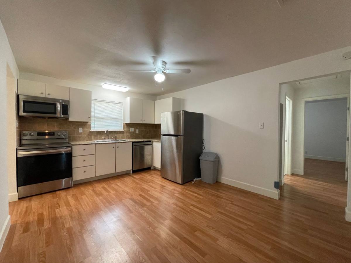 House for rent at 809 Glen Garden Dr, Fort Worth, TX 76104