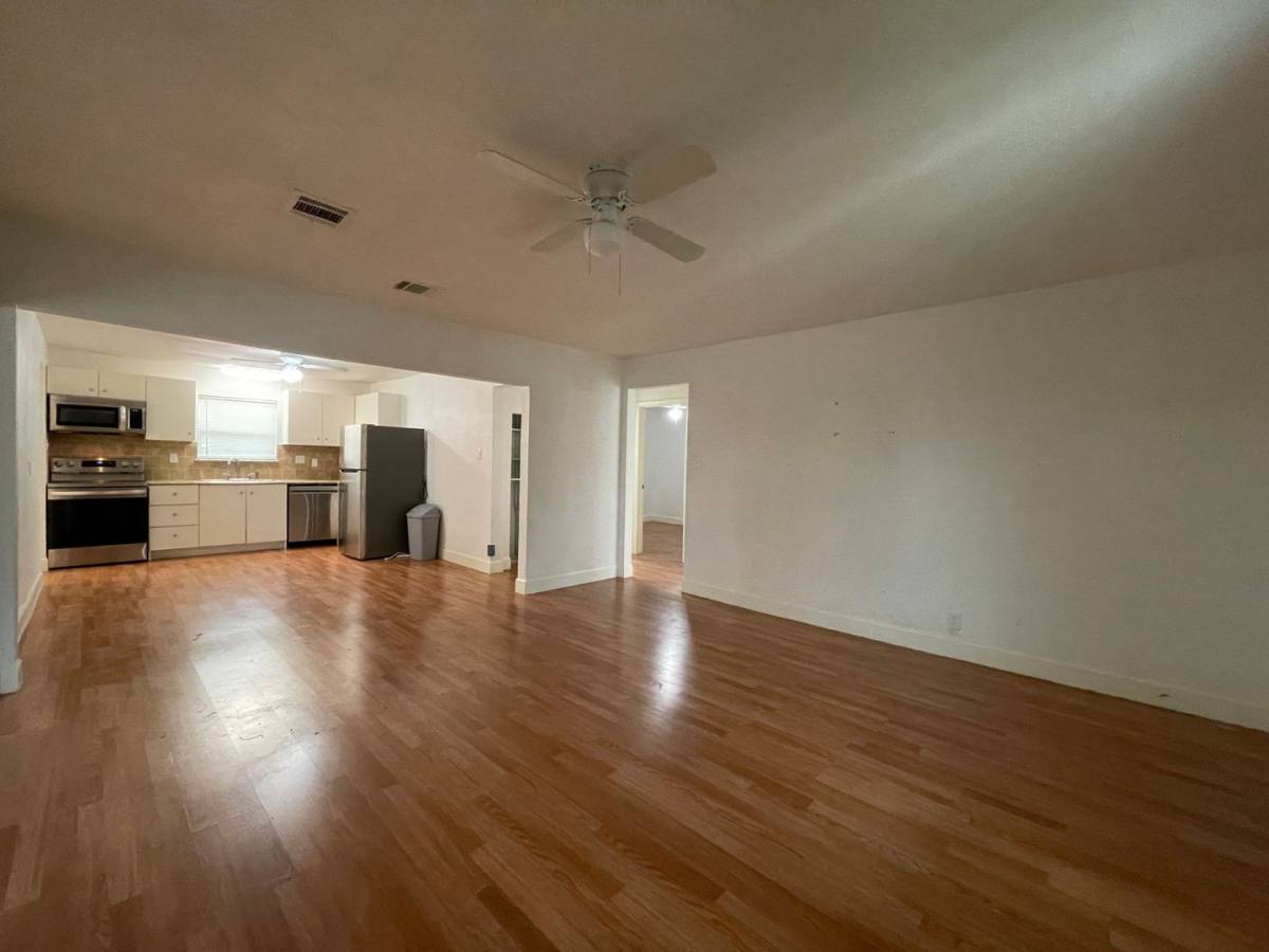 House for rent at 809 Glen Garden Dr, Fort Worth, TX 76104